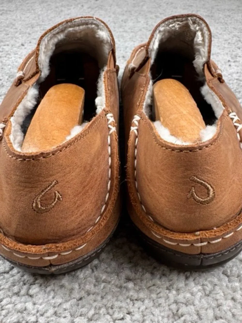 OluKai Moloa Men's Nubuck Leather Slippers with Genuine Shearling Lining Size 8